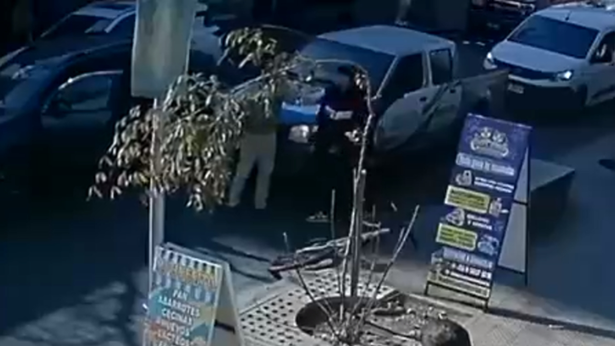 Imagen para: ¡ÚLTIMA HORA! Excarabinero dispara a ciclista en pleno centro de Santiago: Esto es lo que realmente pasó